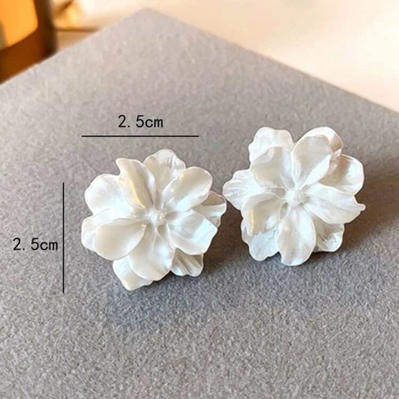 Flower Design Stud Earrings - Picture 2 of 4